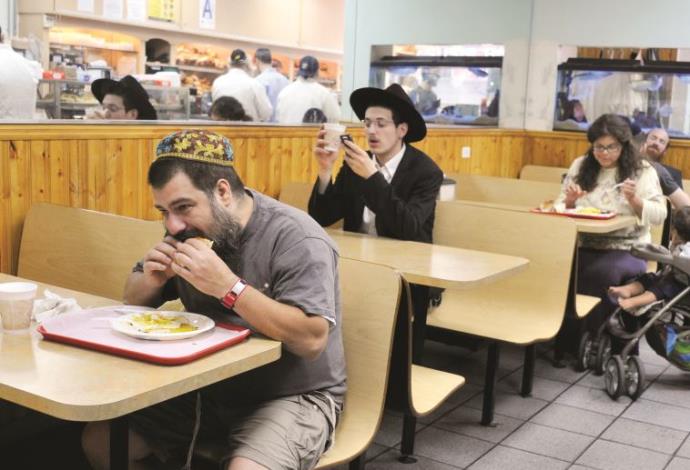 יהודים אוכלים במסעדה כשרה בברוקלין, מסעדות כשרות (צילום:  סרג' אטאל, פלאש 90)