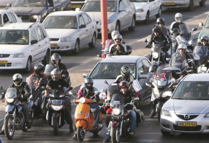 אופנועים בתל אביב (צילום:  פלאש 90)
