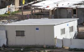 מבנה במחנה פלסטיני ליד מעלה אדומים שנבנה במימון אירופי (צילום: טובה לזרוף)