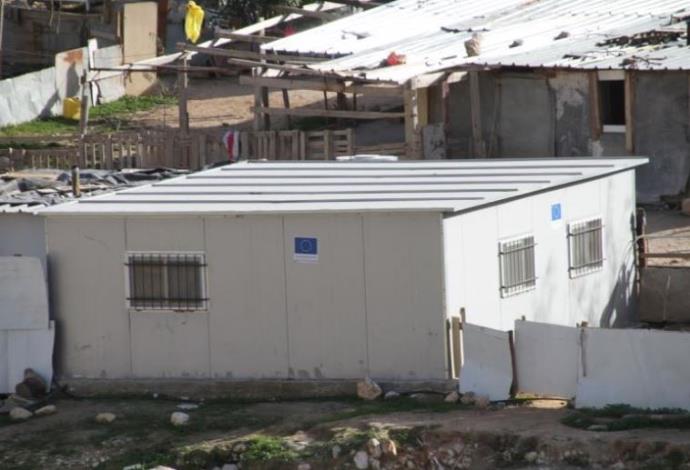 מבנה במחנה פלסטיני ליד מעלה אדומים שנבנה במימון אירופי (צילום:  טובה לזרוף)