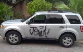 המילה "יהודים" - "jews" על מכונית בסן אנטוניו (צילום: צילום מסך)