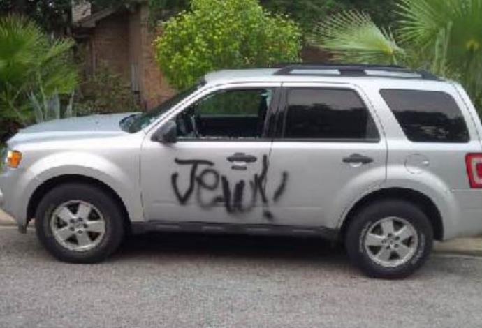 המילה "יהודים" - "jews" על מכונית בסן אנטוניו (צילום:  צילום מסך)