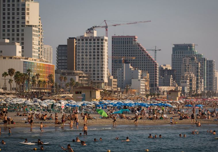  תיירים וישראלים על חוף הים של תל אביב. צילום: מרים אלסטר, פלאש 90