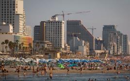 תיירים וישראלים על חוף הים של תל אביב  (צילום: מרים אלסטר, פלאש 90)