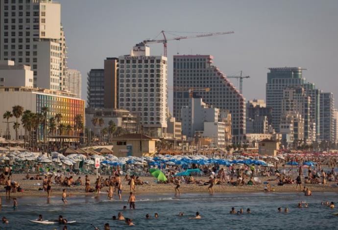 תיירים וישראלים על חוף הים של תל אביב  (צילום:  מרים אלסטר, פלאש 90)