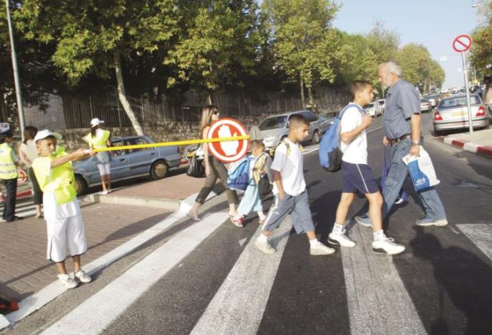 ילדים חוצים כביש, זהירות בדרכים (צילום:  קארין רוזקובסקי)