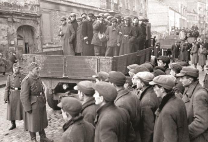 יהודים וחיילים גרמנים בגטו ורשה (צילום:  הארכיון הפדרלי הגרמני, nobloch, Ludwig)