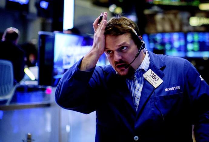 ברוקר מודאג בבורסה של ניו יורק (צילום:  רויטרס)