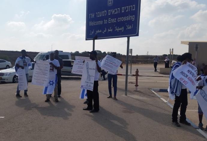 פעילים ובני משפחת מנגיסטו התעמתו עם פלסטינים במחסום ארז (צילום:  יח"צ)