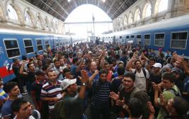 מהגרים ממתינים בתחנת הרכבת של בודפשט (צילום: רויטרס)