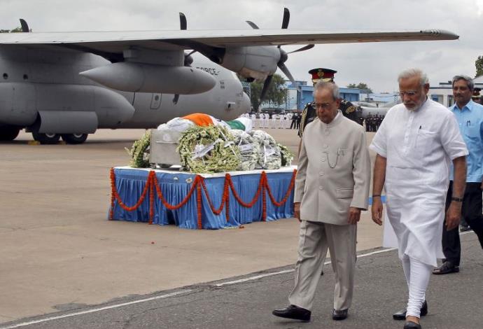 נשיא הודו פרנאב מוחרג'י (משמאל) ורה"מ של הודו מודי (צילום:  רויטרס)
