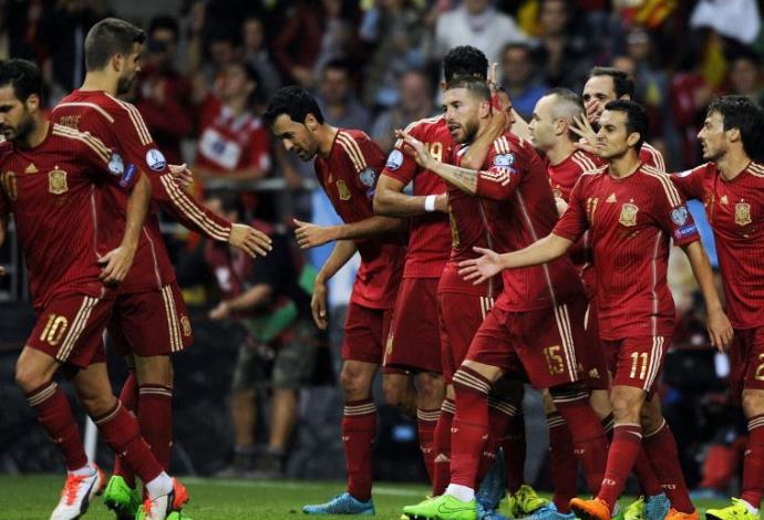 נבחרת ספרד חוגגת מול סלובקיה (צילום:  רויטרס)