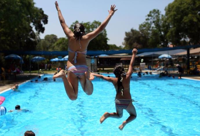 ילדים בבריכה (צילום:  נתי שוחט, פלאש 90)