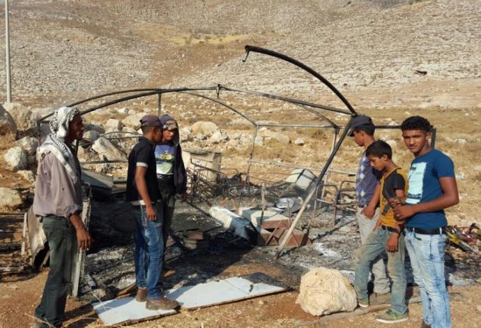 הצתה של אוהל - טרור יהודי (צילום:  זכריה סדה, רבנים לזכויות אדם)