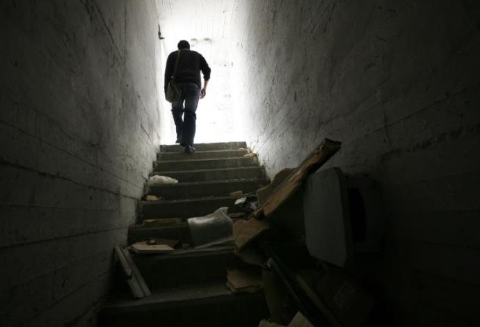 אדם יוצא ממקלט בשדרות, 2008 (צילום:  פלאש 90)