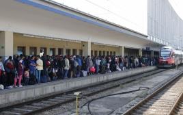 מהגרים בתחנת הרכבת בוינה, אוסטריה (צילום: רויטרס)