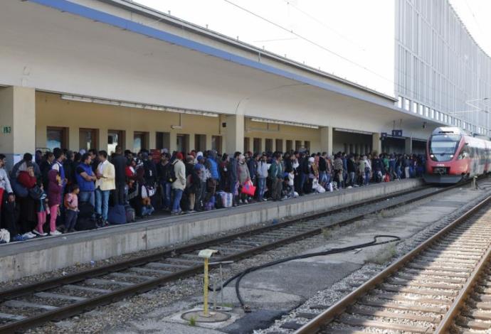 מהגרים בתחנת הרכבת בוינה, אוסטריה (צילום:  רויטרס)