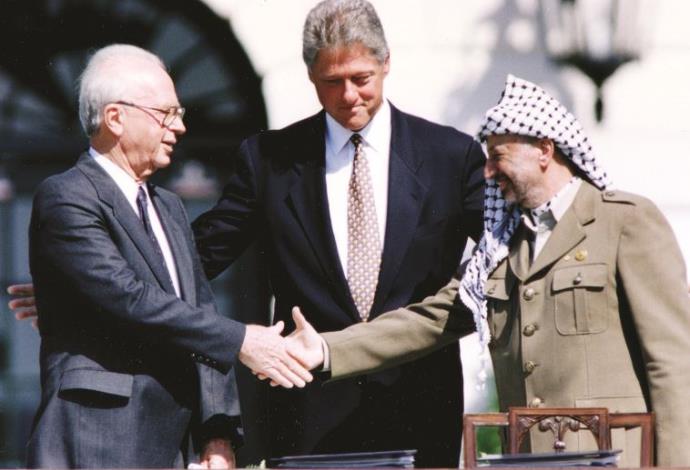  יצחק רבין, יאסר ערפאת וביל קלינטון, הסכם אוסלו, 1993 (צילום:  רויטרס)