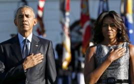 ברק ומישל אובמה בדקת דומיה לזכר קורבנות אסון התאומים (צילום: רויטרס)