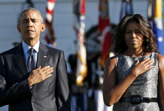 ברק ומישל אובמה בדקת דומיה לזכר קורבנות אסון התאומים (צילום:  רויטרס)