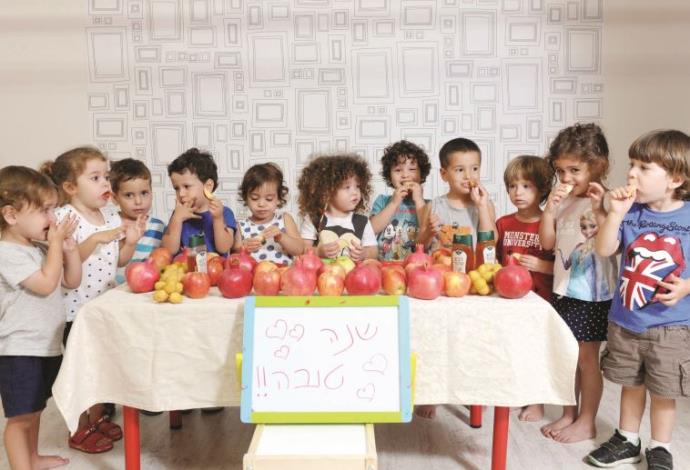 ילדים נהנים מתפוח בדבש (צילום:  אבשלום ששוני)