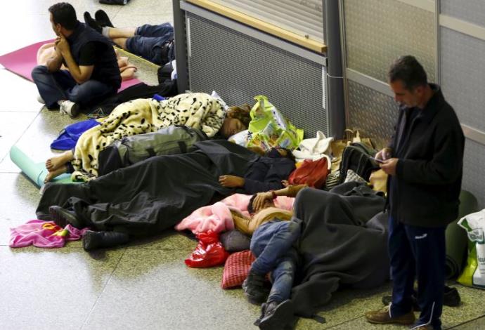מהגרים ישנים על רצפת תחנת הרכבת במינכן (צילום:  רויטרס)