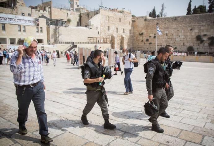שוטרים מסיירים בירושלים, ארכיון (צילום:  יונתן סינדל, פלאש 90)