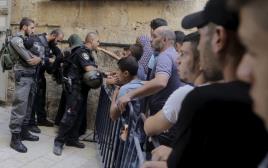 עימותים בין פלסטינים לשוטרי מג"ב בעיר העתיקה (צילום: רויטרס)
