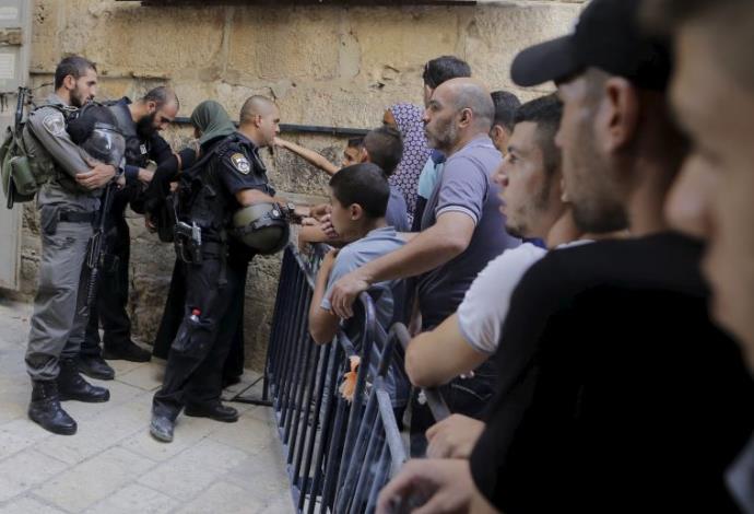 עימותים בין פלסטינים לשוטרי מג"ב בעיר העתיקה (צילום:  רויטרס)
