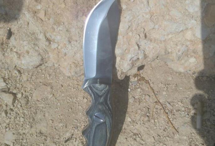 סכין ששימשה מחבל בניסיון פיגוע (צילום:  חטיבת דובר המשטרה)