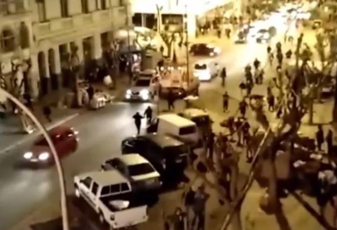 אנשים נמלטים בעיר ואלפו, צ'ילה, בעקבות רעש האדמה (צילום:  צילום מסך)
