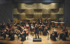התזמורת הקאמרית עם אריאל צוקרמן (צילום: מקסים ריידר)