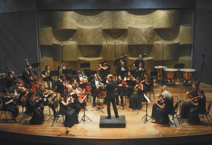 התזמורת הקאמרית עם אריאל צוקרמן (צילום:  מקסים ריידר)