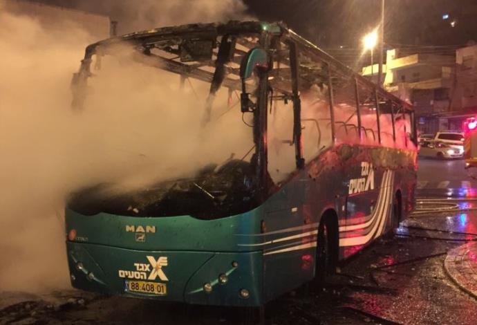 שריפה של אוטובוס אגד בראס אל עמוד (צילום:  כבאות והצלה ירושלים)