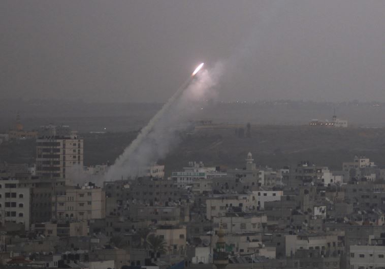 שיגור רקטה מרצועת עזה לעבר ישראל, ארכיון. צילום: רויטרס