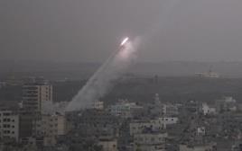 שיגור רקטה מרצועת עזה לעבר ישראל (צילום: רויטרס)