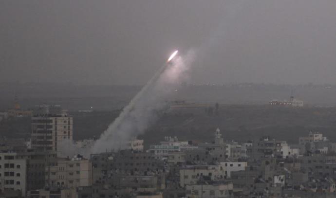 שיגור רקטה מרצועת עזה לעבר ישראל (צילום: רויטרס)