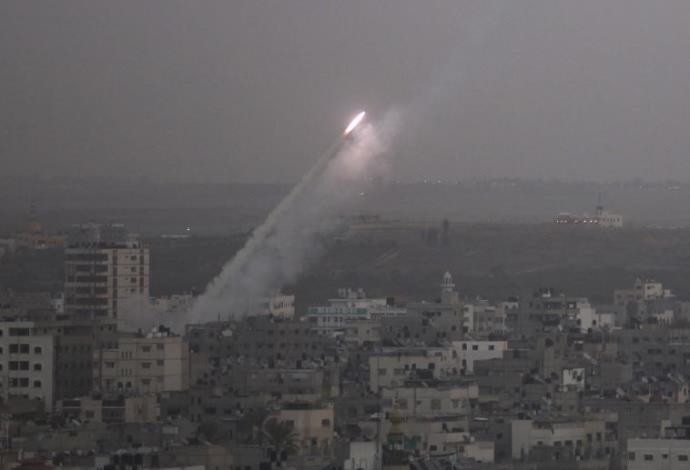 שיגור רקטה מרצועת עזה לעבר ישראל (צילום:  רויטרס)