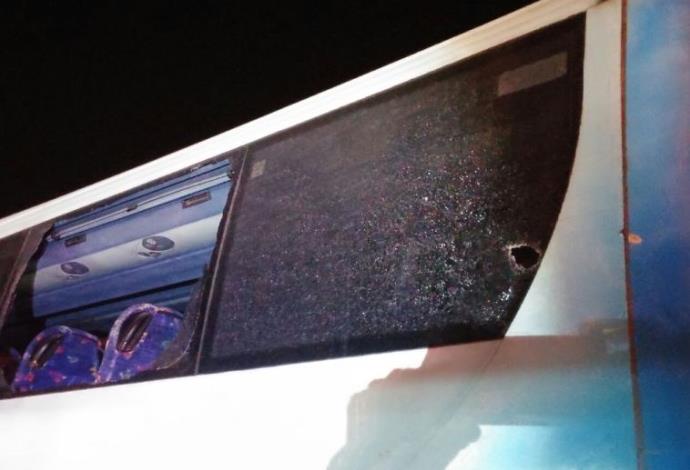 האוטובוס שנפגע מירי הרקטה (צילום:  חטיבת דובר המשטרה)