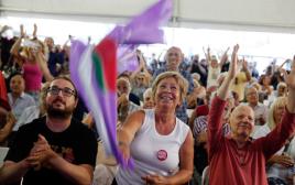 תומכים במפלגת סיריזה במטה המרכזי של המפלגה ביוון (צילום: רויטרס)