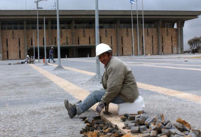 עובדי בניין מסין (צילום:  פלאש 90)