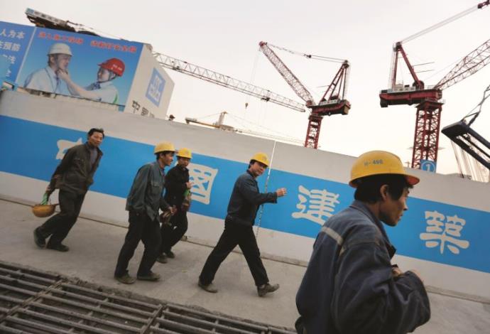 פועלי בניין בבייג'ינג, סין (צילום:  רויטרס)