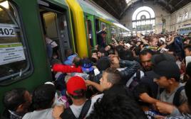 פליטים בהונגריה המבקשים להגיע לגרמניה  (צילום: רויטרס)