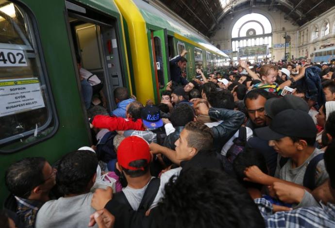 פליטים בהונגריה המבקשים להגיע לגרמניה  (צילום:  רויטרס)