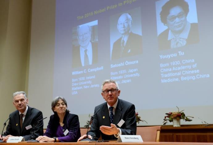 חברי מכון קרולינסקה מכריזים על זוכי פרס נובל לרפואה 2015 (צילום:  רויטרס)