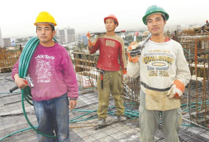 פועלי בניין סינים (צילום:  ראובן קסטרו)