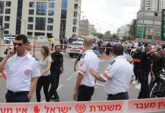 כוחות מד"א בזירת הפיגוע בתל אביב (צילום:  אבשלום ששוני)