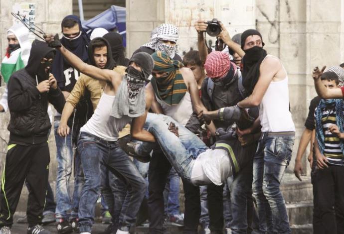 צעירים פלסטינים בעימותים עם כוחות צה"ל (צילום:  רויטרס)