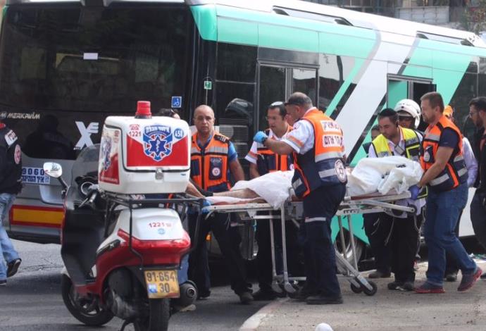 פינוי פצועים מהפיגוע באוטובוס בארמון הנציב בירושלים  (צילום:  מרק ישראל סלם)