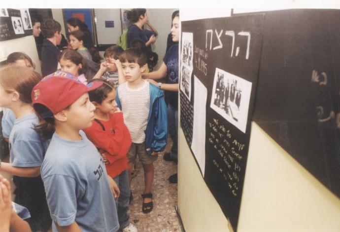 פעילות בבית ספר לציון יום הזיכרון לרצח רבין (צילום:  פלאש 90)